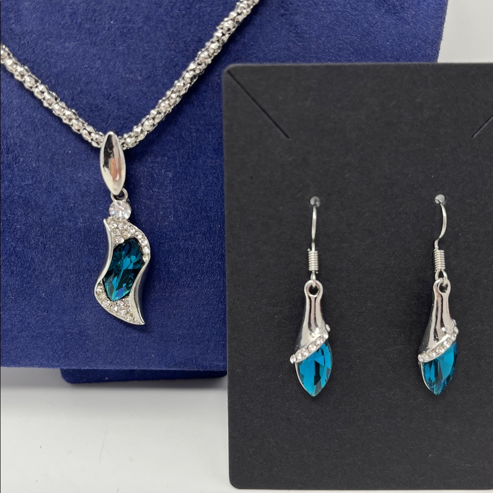 Silver Tear Drop Necklace and Earrings Faux Crystals